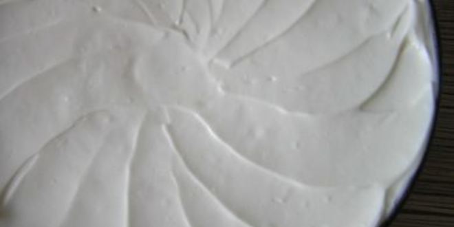 Рецепт торта-мороженого с безе и красными ягодами