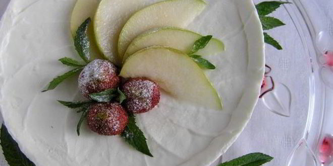 Рецепт торта-мороженого с безе и красными ягодами