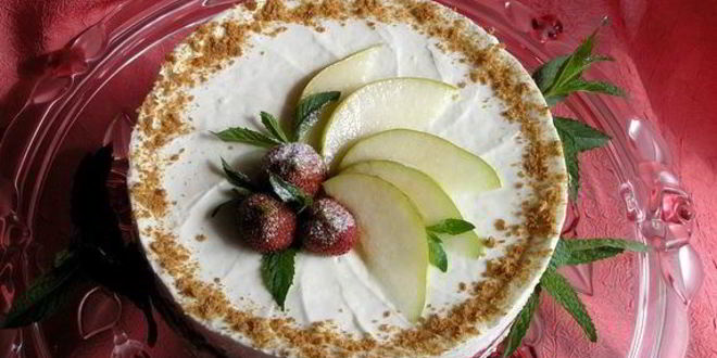 Рецепт торта-мороженого с безе и красными ягодами