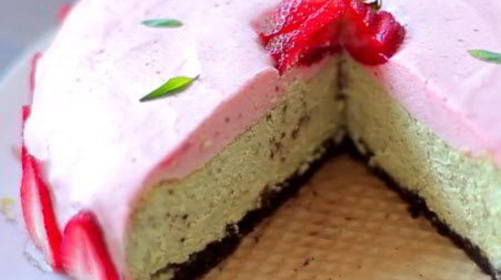 Как приготовить базиликовый чизкейк с клубничным муссом