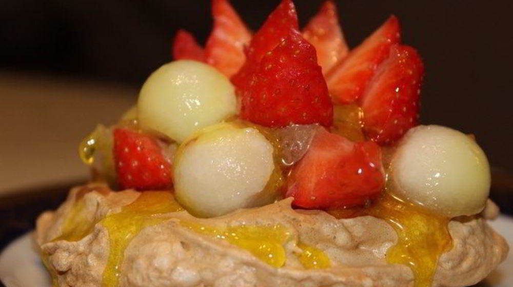 Как приготовить безе с шоколадным муссом и фруктами