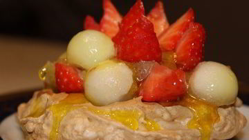 Рецепт Безе с шоколадным муссом и фруктами