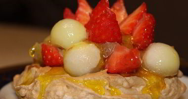 Рецепт Безе с шоколадным муссом и фруктами