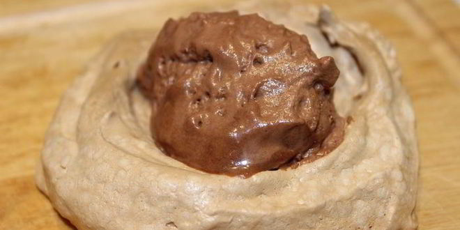 Рецепт безе с шоколадным муссом и фруктами