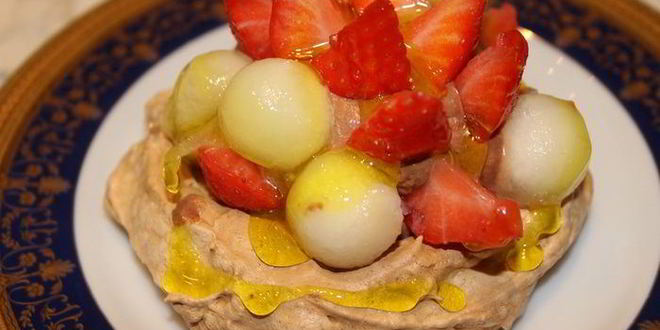 Рецепт безе с шоколадным муссом и фруктами