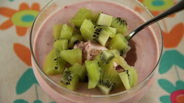 Рецепт Йогуртова-клубничного мусс с киви