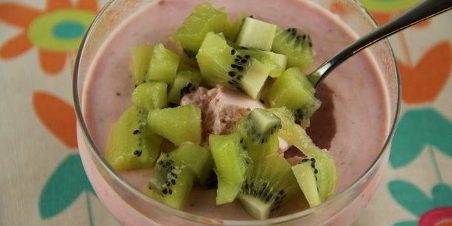 Рецепт йогуртова-клубничного мусс с киви