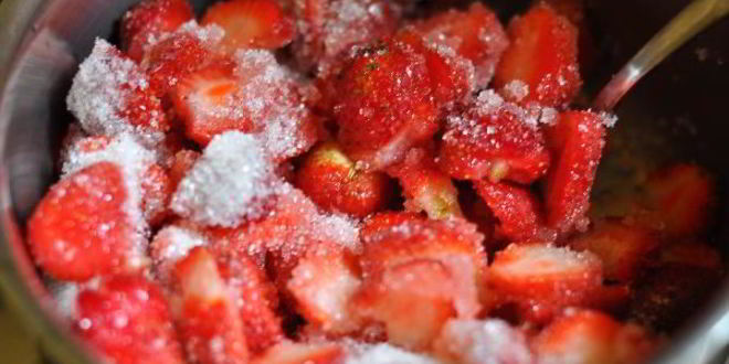 Рецепт клубничного мусса с кинзой