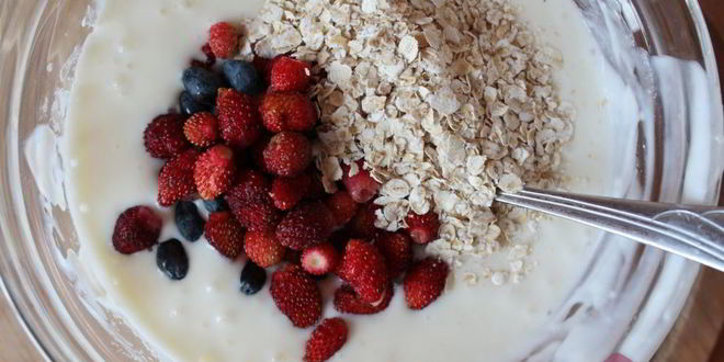 Рецепт творожного мусса с ягодами и злаками