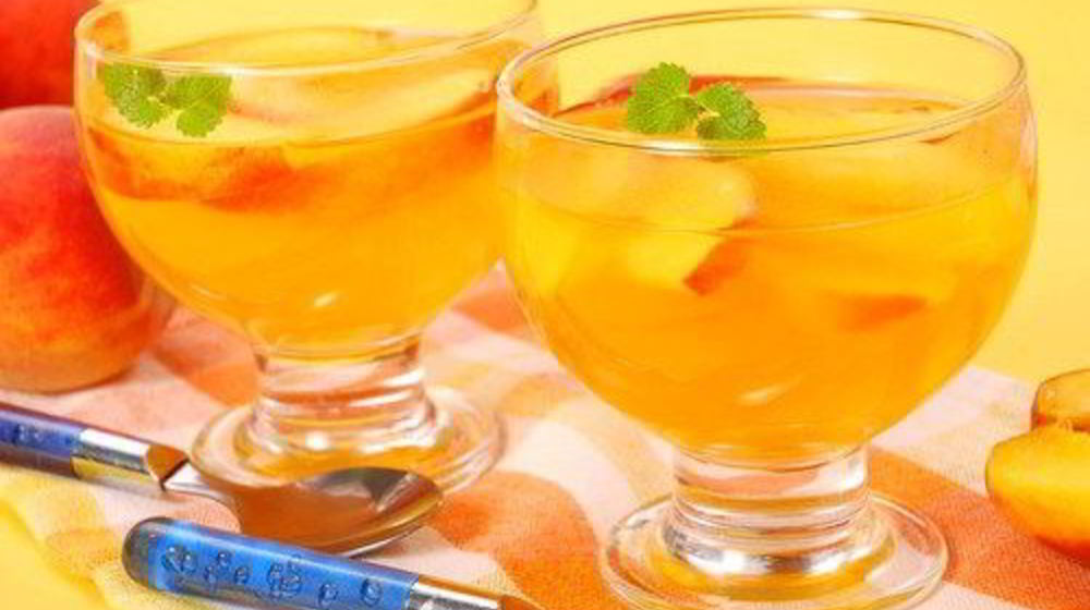 Как приготовить персики в желе из шампанского и базилика