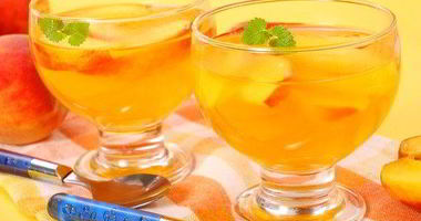 Рецепт Персиков в желе из шампанского и базилика