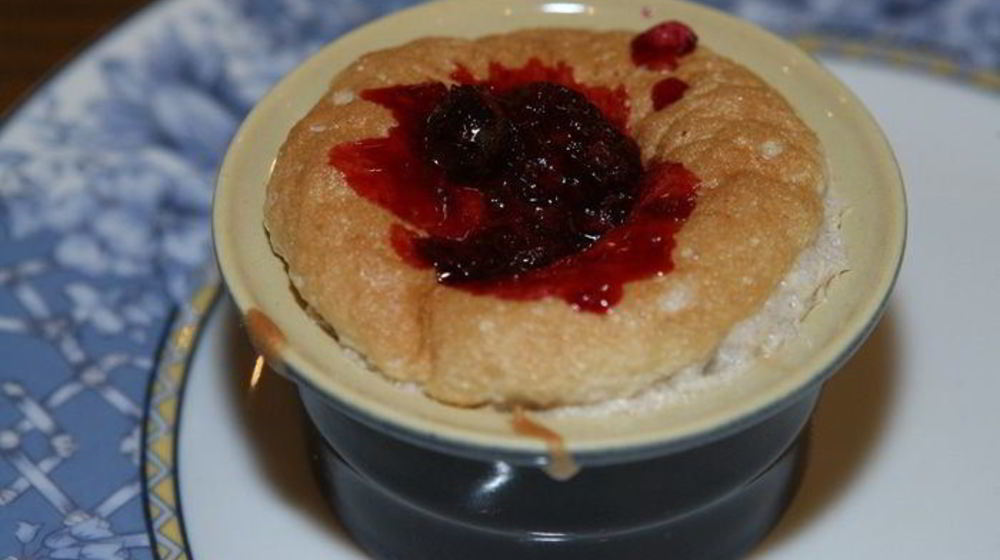 Как приготовить сладкое суфле с ягодно-апельсиновым соусом