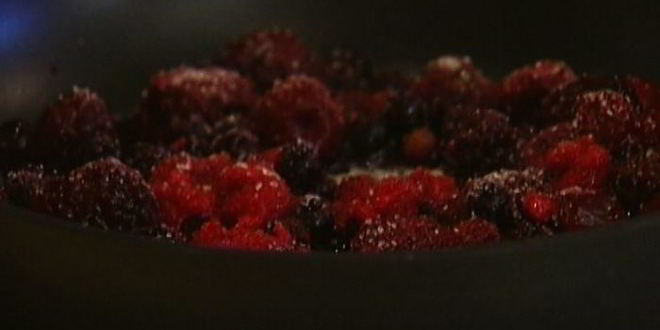 Рецепт сладкого суфле с ягодно-апельсиновым соусом