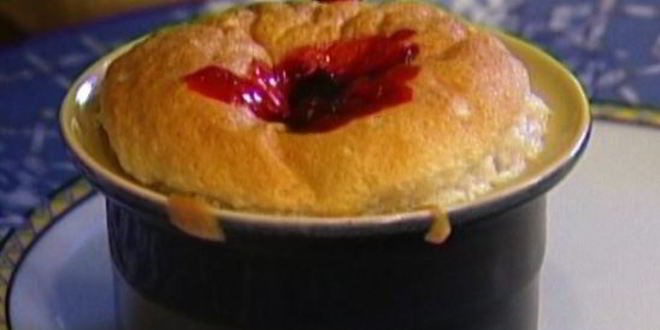 Рецепт сладкого суфле с ягодно-апельсиновым соусом