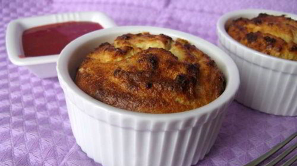 Как приготовить творожное суфле с бананами и клубничным соусом