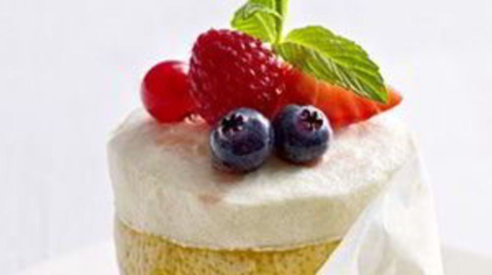 Как приготовить замороженное лимонное суфле с маринованными ягодами