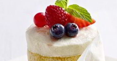 Рецепт Замороженного лимонного суфле с маринованными ягодами