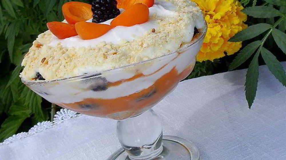 Как приготовить десерт с абрикосами и ежевикой по мотивам тирамису