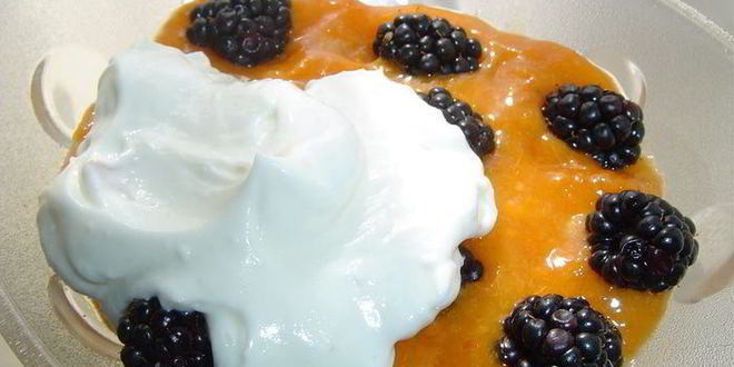 Рецепт десерта с абрикосами и ежевикой по мотивам тирамису