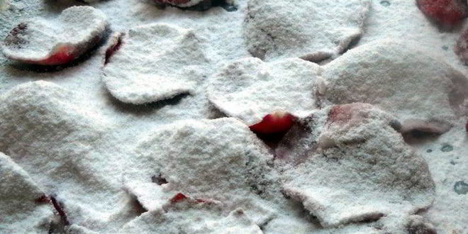 Рецепт медового тирамису с лепестками роз