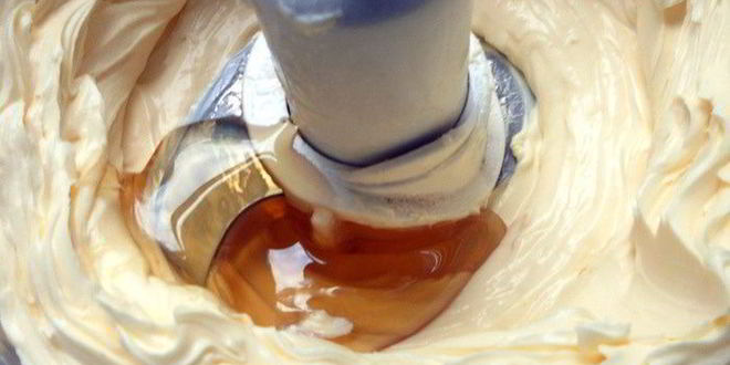 Рецепт медового тирамису с лепестками роз