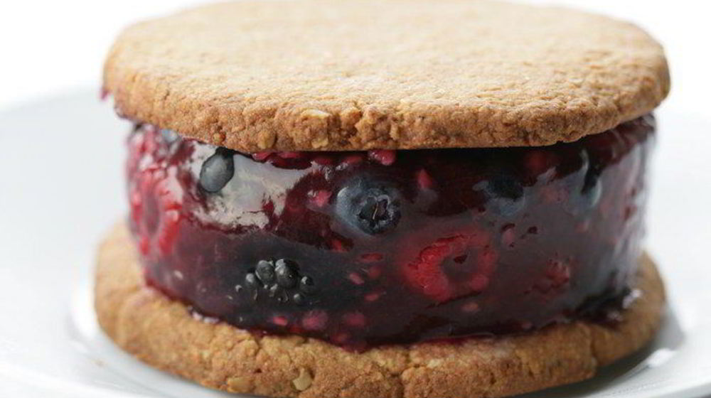 Как приготовить ягодное желе с кокосовыми крекерами