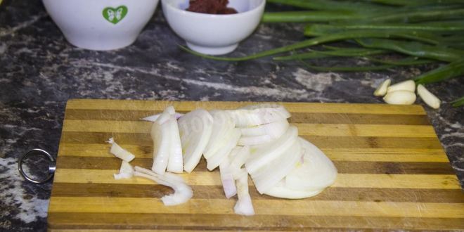 Рецепт азу из говядины с солеными огурцами