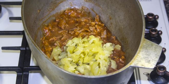 Рецепт азу из говядины с солеными огурцами