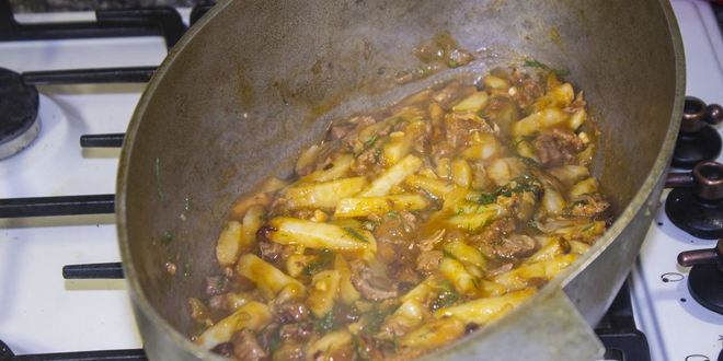 Рецепт азу из говядины с солеными огурцами