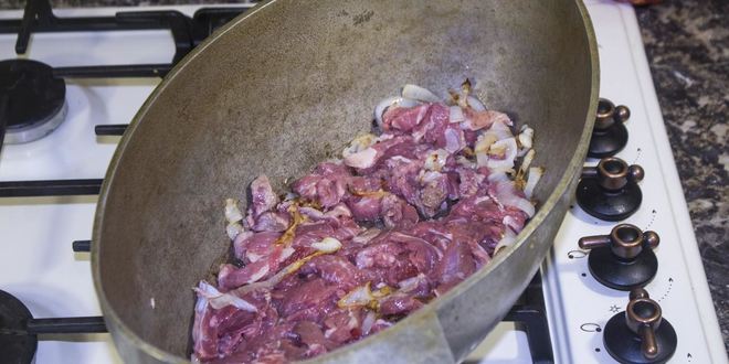 Рецепт азу из говядины с солеными огурцами