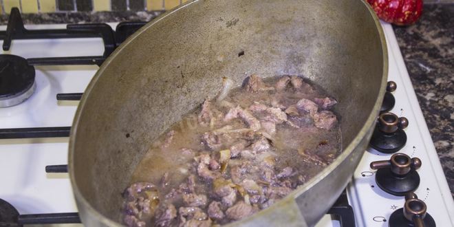 Рецепт азу из говядины с солеными огурцами