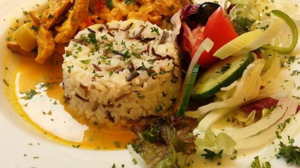 Как приготовить соевое чахохбили с диким рисом под фруктово-манговым соусом и овощным салатом