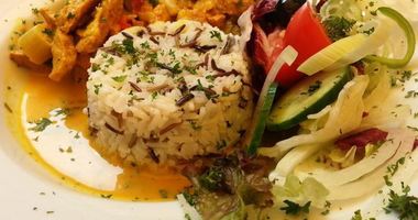 Рецепт Соевого чахохбили с диким рисом под фруктово-манговым соусом и овощным салатом