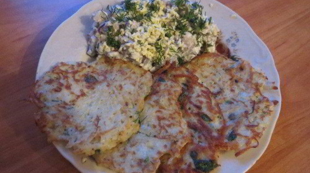 Как приготовить драники с селедочным салатом