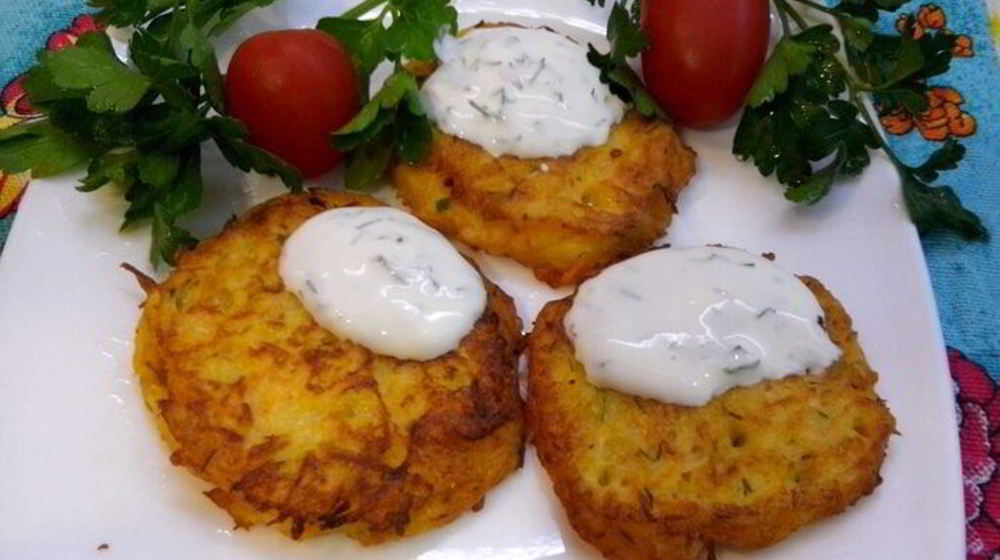 Как приготовить овощные оладьи-драники со сметанно-чесночным соусом