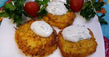 Рецепт Овощных оладий-драников со сметанно-чесночным соусом