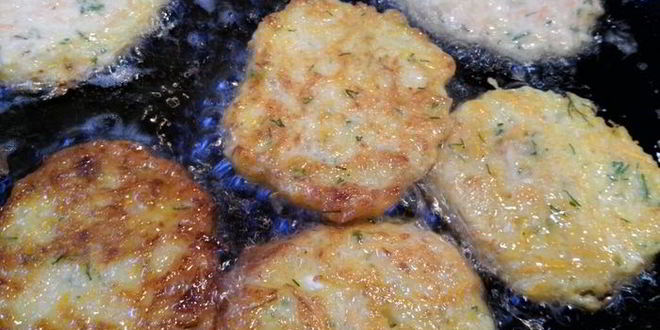 Рецепт овощных оладий-драников со сметанно-чесночным соусом