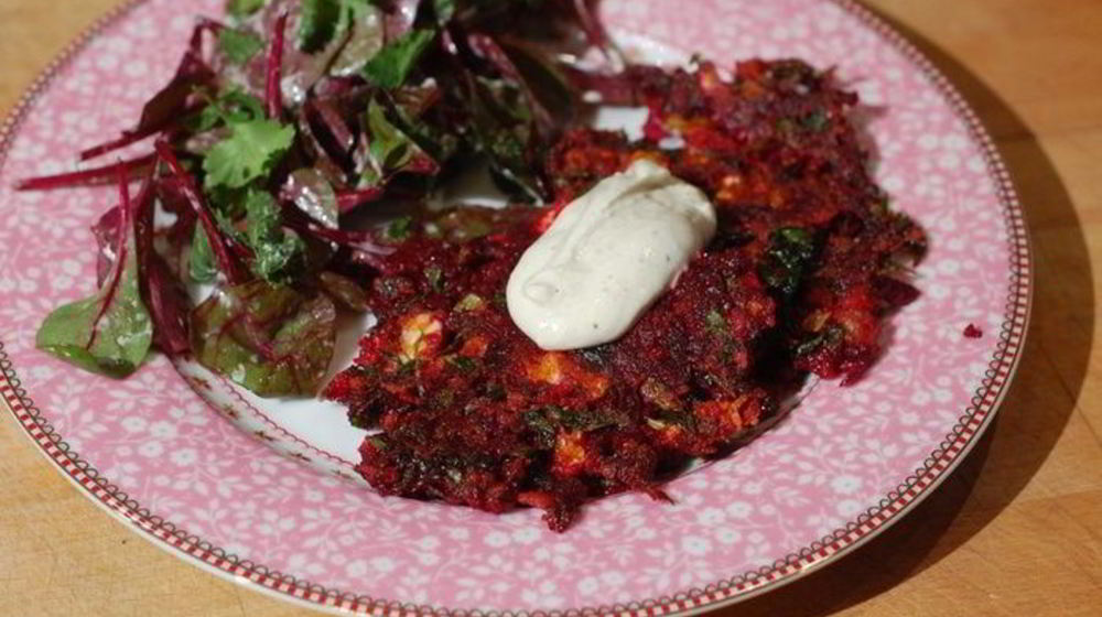 Как приготовить свекольные драники с брынзой