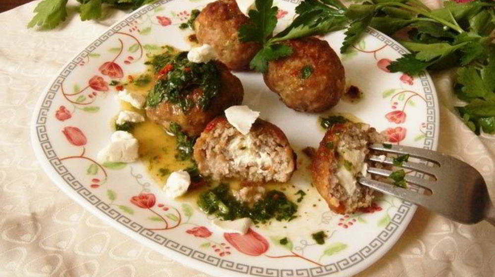 Как приготовить фрикадельки с фетой и соусом чимичурри