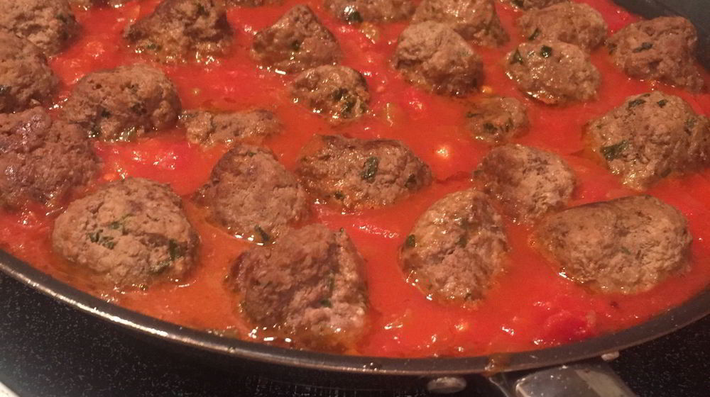 Как приготовить фрикадельки в соусе из помидоров