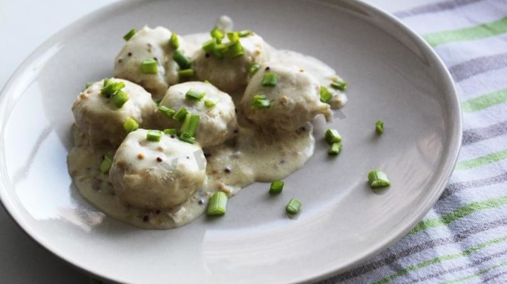 Как приготовить куриные фрикадельки в сметанном соусе