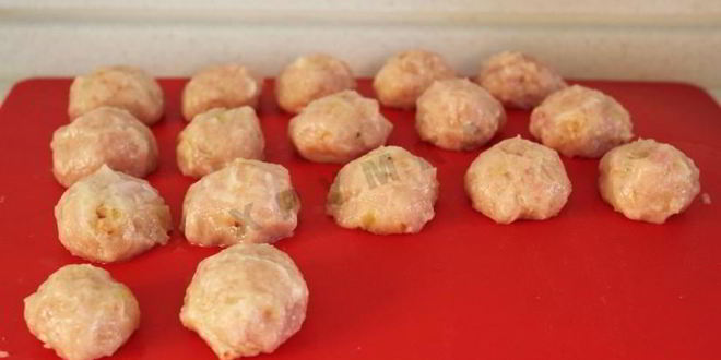 Рецепт куриных фрикаделек в сметанном соусе