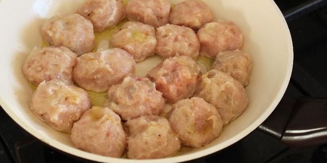 Рецепт куриных фрикаделек в сметанном соусе