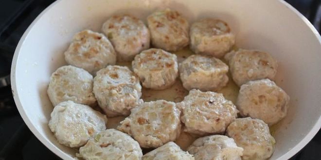 Рецепт куриных фрикаделек в сметанном соусе
