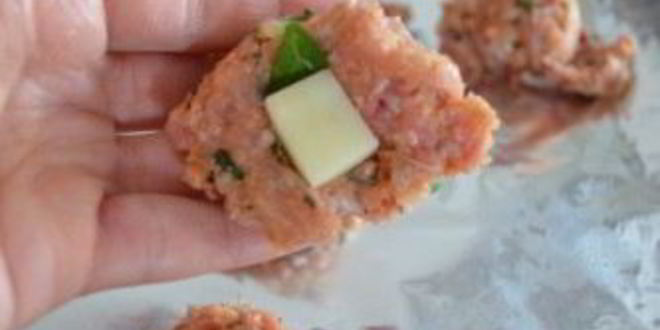 Рецепт мясных шариков с моцареллой в томатном соусе