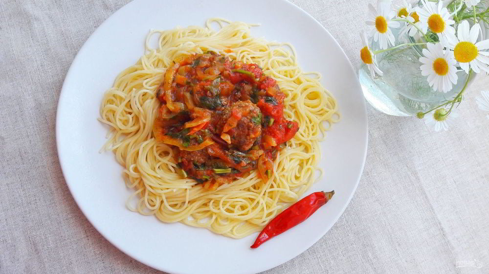 Как приготовить спагетти с мясными фрикадельками в овощном соусе