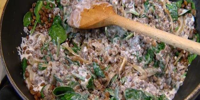 Рецепт ароматной чечевицы со шпинатом и йогуртом