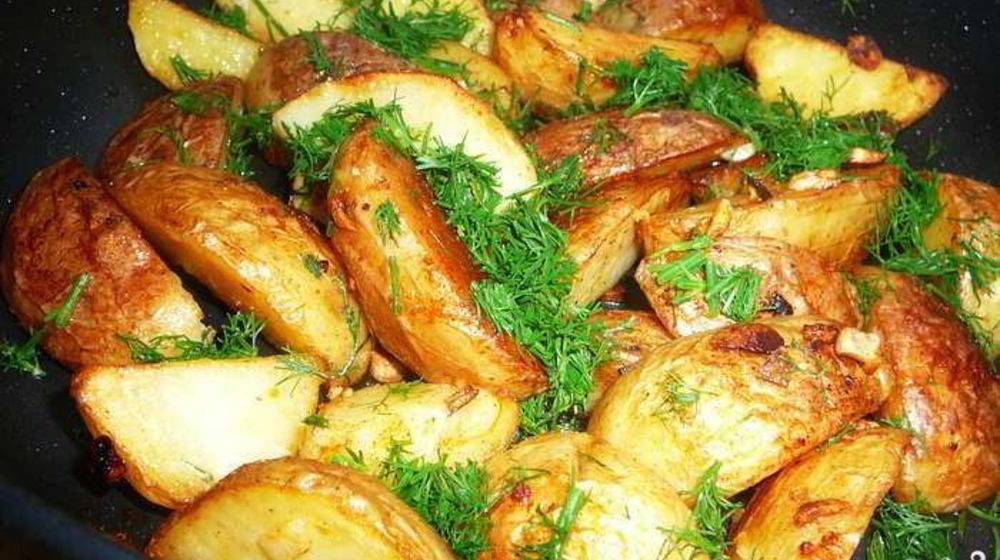 Как приготовить картофель по-деревенски с чесноком