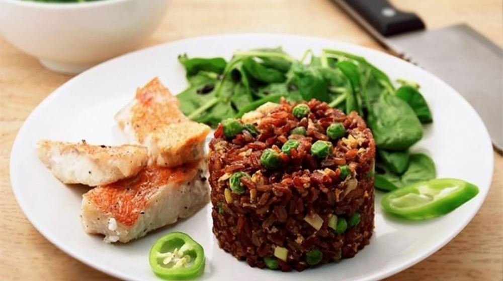 Как приготовить красный рис с рыбой и шпинатом