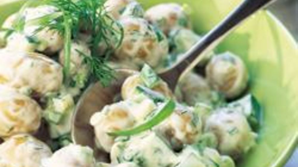 Как приготовить молодой картофель со сметаной и зеленью